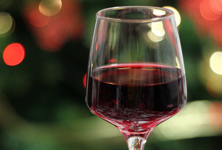 5 momentos para disfrutar a solas de una copa de vino - Adega Ponte da Boga